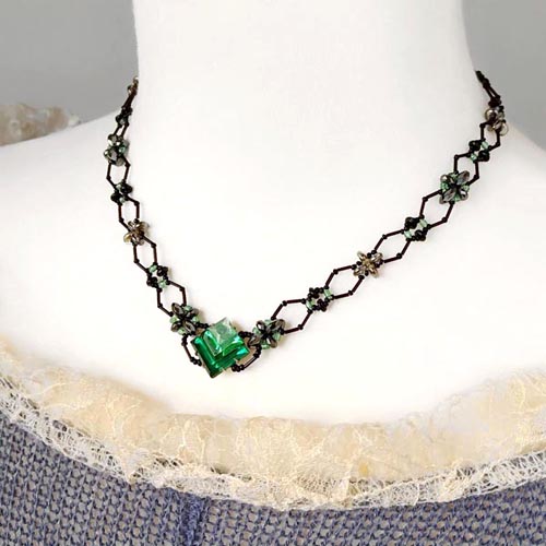 四角パーツのネックレスキット。